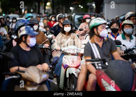 24 janvier 2024, Vietnam, Ho-Chi-Minh-Stadt (saigon) : de nombreux scooters sont sur la route à Ho Chi Minh-ville. Dans la plupart des grandes villes d'Asie du Sud-est, les routes principales sont souvent obstruées par des véhicules et les scooters sont le seul moyen de passer. Néanmoins, pour des raisons environnementales, le Vietnam veut soulager les routes chroniquement encombrées d’ici la fin de la décennie et réduire drastiquement le nombre de motos et scooters dans les zones métropolitaines du pays. Photo : Bernd von Jutrczenka/dpa Banque D'Images