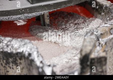 Annaberg Buchholz, Allemagne. 24 janvier 2024. L’aluminium fondu brille fortement chez Handtmann Leichtmetallgießerei Annaberg GmbH. 328 employés produisent 60 000 tonnes de pièces moulées spéciales, principalement pour l'industrie automobile, sur le site des Monts du minerai. Fondée en 1926 en tant que fonderie DKW, des pièces pour motos MZ ont été fabriquées ici à l'époque de la RDA. Après la réunification, la société a été reprise par le groupe Handtmann de Biberach et a continué à s'étendre. Crédit : Jan Woitas/dpa/Alamy Live News Banque D'Images