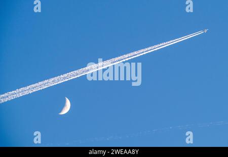 Avion dans le ciel, contrail, croissant de lune, croissant de lune ciré, au-dessus de Francfort-sur-le-main Allemagne Banque D'Images