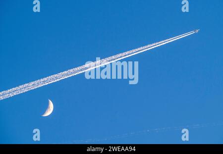 Avion dans le ciel, contrail, croissant de lune, croissant de lune ciré, au-dessus de Francfort-sur-le-main Allemagne Banque D'Images