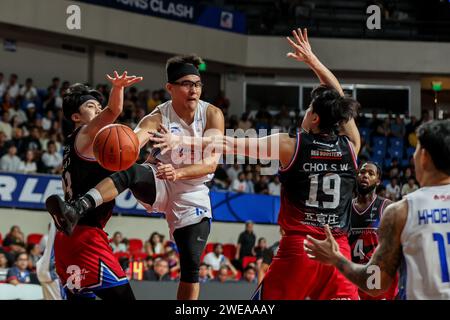 Manille, Philippines. 24 janvier 2024. Kirell Montalbo (2e L) des Philippines TNT Tropang Giga passe le ballon lors du match entre TNT Tropang Giga des Philippines et Anyang Jung Kwan Jang Red boosters de Corée du Sud lors de la saison 2023-2024 de la Super League Asie de l'est à Manille, aux Philippines, le 24 janvier 2024. Crédit : Rouelle Umali/Xinhua/Alamy Live News Banque D'Images