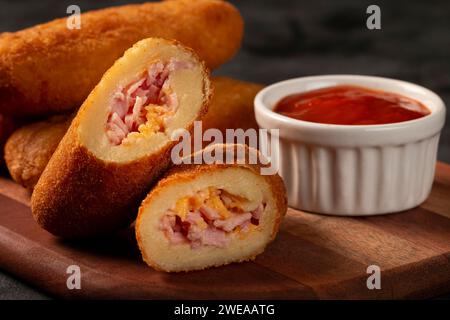 Risoles frits ou Risol. Risoles farcies au fromage et au jambon. Banque D'Images