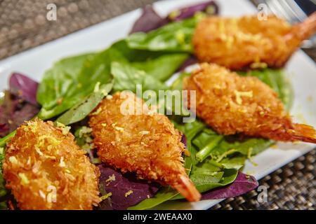 Salade de crevettes croustillantes gourmande sur un gros plan vert vibrant Banque D'Images