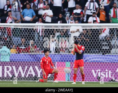 Doha. 24 janvier 2024. Les joueurs du Vietnam réagissent après que l'équipe irakienne ait gagné un tir de penalty lors du match du groupe D entre l'Irak et le Vietnam à la coupe d'Asie AFC Qatar 2023 au stade Jassim Bin Hamad à Doha, Qatar, le 24 2024 janvier. Crédit : Jia Haocheng/Xinhua/Alamy Live News Banque D'Images