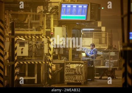 Annaberg Buchholz, Allemagne. 24 janvier 2024. Les employés de Handtmann Leichtmetallgießerei Annaberg GmbH travaillent sur une machine de moulage sous pression. 328 employés produisent 60 000 tonnes de pièces moulées spéciales sur le site des Monts Ore, principalement pour l'industrie automobile. Fondée en 1926 sous le nom de fonderie DKW, des pièces pour motos MZ ont été fabriquées ici à l'époque de la RDA. Après la réunification, la société a été reprise par le groupe Handtmann de Biberach et a continué à s'étendre. Crédit : Jan Woitas/dpa/Alamy Live News Banque D'Images