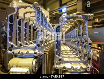 Annaberg Buchholz, Allemagne. 24 janvier 2024. Handtmann Leichtmetallgießerei Annaberg GmbH est prêt pour le traitement ultérieur des composants pour cuves. 328 employés produisent 60 000 tonnes de pièces moulées spéciales, principalement pour l'industrie automobile, sur le site des Monts du minerai. Fondée en 1926 en tant que fonderie DKW, des pièces pour motos MZ ont été fabriquées ici à l'époque de la RDA. Après la réunification, la société a été reprise par le groupe Handtmann de Biberach et a continué à s'étendre. Crédit : Jan Woitas/dpa/Alamy Live News Banque D'Images