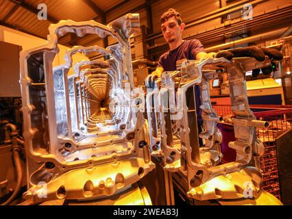 Annaberg Buchholz, Allemagne. 24 janvier 2024. Chez Handtmann Leichtmetallgießerei Annaberg GmbH, un employé prépare des composants pour les cuves en vue d’un traitement ultérieur. 328 employés produisent 60 000 tonnes de pièces moulées spéciales sur le site des Monts Ore, principalement pour l'industrie automobile. Fondée en 1926 en tant que fonderie DKW, des pièces pour motos MZ ont été fabriquées ici à l'époque de la RDA. Après la réunification, la société a été reprise par le groupe Handtmann de Biberach et a continué à s'étendre. Crédit : Jan Woitas/dpa/Alamy Live News Banque D'Images