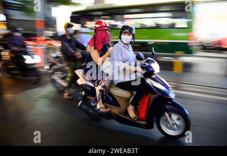 24 janvier 2024, Vietnam, Ho-Chi-Minh-Stadt (saigon) : de nombreux scooters sont sur la route à Ho Chi Minh-ville. Dans la plupart des grandes villes d'Asie du Sud-est, les routes principales sont souvent obstruées par des véhicules et les scooters sont le seul moyen de passer. Néanmoins, pour des raisons environnementales, le Vietnam veut soulager les routes chroniquement encombrées d’ici la fin de la décennie et réduire drastiquement le nombre de motos et scooters dans les zones métropolitaines du pays. Photo : Bernd von Jutrczenka/dpa Banque D'Images