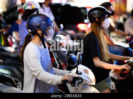 24 janvier 2024, Vietnam, Ho-Chi-Minh-Stadt (saigon) : de nombreux scooters sont sur la route à Ho Chi Minh-ville. Dans la plupart des grandes villes d'Asie du Sud-est, les routes principales sont souvent obstruées par des véhicules et les scooters sont le seul moyen de passer. Néanmoins, pour des raisons environnementales, le Vietnam veut soulager les routes chroniquement encombrées d’ici la fin de la décennie et réduire drastiquement le nombre de motos et scooters dans les zones métropolitaines du pays. Photo : Bernd von Jutrczenka/dpa Banque D'Images