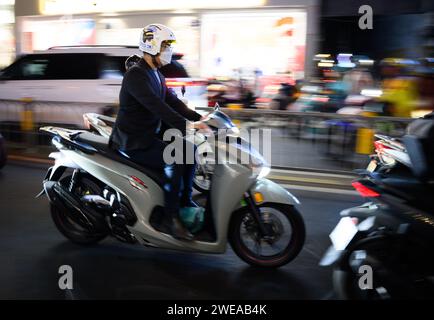 24 janvier 2024, Vietnam, Ho-Chi-Minh-Stadt (saigon) : de nombreux scooters sont sur la route à Ho Chi Minh-ville. Dans la plupart des grandes villes d'Asie du Sud-est, les routes principales sont souvent obstruées par des véhicules et les scooters sont le seul moyen de passer. Néanmoins, pour des raisons environnementales, le Vietnam veut soulager les routes chroniquement encombrées d’ici la fin de la décennie et réduire drastiquement le nombre de motos et scooters dans les zones métropolitaines du pays. Photo : Bernd von Jutrczenka/dpa Banque D'Images