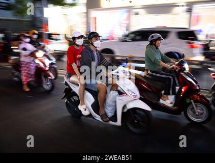 24 janvier 2024, Vietnam, Ho-Chi-Minh-Stadt (saigon) : de nombreux scooters sont sur la route à Ho Chi Minh-ville. Dans la plupart des grandes villes d'Asie du Sud-est, les routes principales sont souvent obstruées par des véhicules et les scooters sont le seul moyen de passer. Néanmoins, pour des raisons environnementales, le Vietnam veut soulager les routes chroniquement encombrées d’ici la fin de la décennie et réduire drastiquement le nombre de motos et scooters dans les zones métropolitaines du pays. Photo : Bernd von Jutrczenka/dpa Banque D'Images