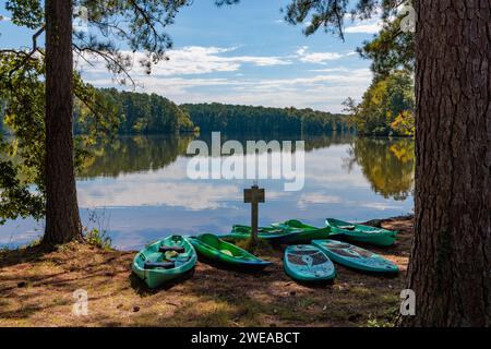 Location de kayaks, canoës et paddleboards en plastique sur la rive du lac PIN Oak à l'hôtel Lodge dans le parc national Natchez Trace près de Wildersville, Tennesse Banque D'Images