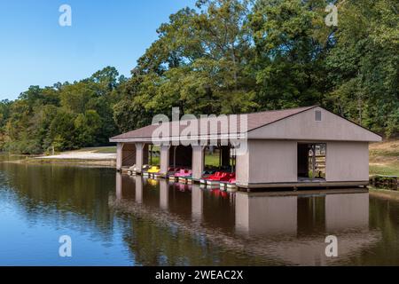 Pédalos dans une cabane au lac Cub Creek dans le parc d'État Natchez Trace près de Wildersville, Tennessee Banque D'Images