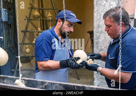 Les vendeurs préparent le fromage caciocavallo, appelé Impiccato, lors du festival, en automne à Ospedaletto d'Alpinolo près d'Avellino, en Italie Banque D'Images