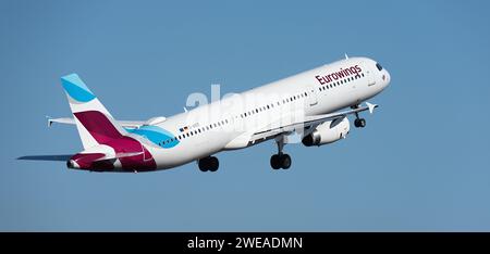 Tenerife, Espagne 21 janvier 2024. Airbus A321-231. Eurowings Airlines vole dans le ciel bleu Banque D'Images
