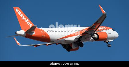 Tenerife, Espagne 21 janvier 2024. Airbus A320-251N. EasyJet Airlines vole dans le ciel bleu Banque D'Images