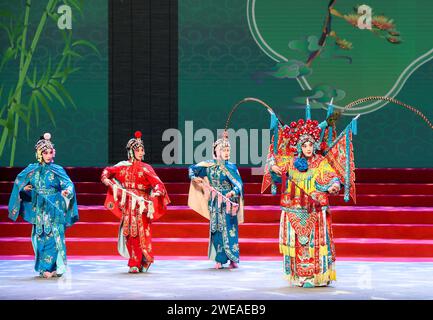 WUHAN, 24 janvier 2024 (Xinhua) -- des actrices interprètent l'Opéra de Hanju à Wuhan, dans la province du Hubei en Chine centrale, le 23 janvier 2024. Depuis 2016, afin de réserver des talents aux opéras, le Hubei Drama Art Theatre a sélectionné et recruté plus de 150 étudiants de l'Opéra de Chuju, de l'Opéra de Hanju et de l'Opéra de Huangmei, et a confié à Hubei College of the Arts une formation directionnelle. Après sept ans d'étude de l'opéra et un an de stage, ce groupe de jeunes acteurs d'opéra est monté sur la scène du gala de remise des diplômes avec leurs meilleures performances. (Xinhua/du Zixuan) Banque D'Images