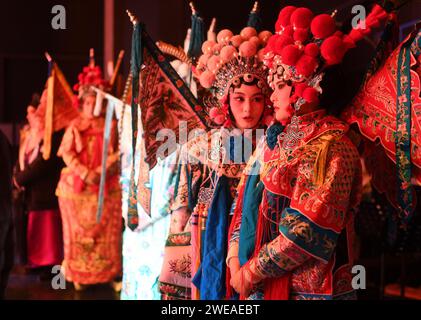 WUHAN, 24 janvier 2024 (Xinhua) -- les actrices de l'Opéra de Huangmei se préparent à monter sur scène à Wuhan, dans la province du Hubei en Chine centrale, le 23 janvier 2024. Depuis 2016, afin de réserver des talents aux opéras, le Hubei Drama Art Theatre a sélectionné et recruté plus de 150 étudiants de l'Opéra de Chuju, de l'Opéra de Hanju et de l'Opéra de Huangmei, et a confié à Hubei College of the Arts une formation directionnelle. Après sept ans d'étude de l'opéra et un an de stage, ce groupe de jeunes acteurs d'opéra est monté sur la scène du gala de remise des diplômes avec leurs meilleures performances. (Xinhua/du Zixuan) Banque D'Images