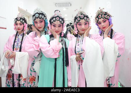 WUHAN, 24 janvier 2024 (Xinhua) -- les actrices de l'Opéra de Chuju posent pour des photos avant leur représentation à Wuhan, dans la province du Hubei en Chine centrale, le 23 janvier 2024. Depuis 2016, afin de réserver des talents aux opéras, le Hubei Drama Art Theatre a sélectionné et recruté plus de 150 étudiants de l'Opéra de Chuju, de l'Opéra de Hanju et de l'Opéra de Huangmei, et a confié à Hubei College of the Arts une formation directionnelle. Après sept ans d'étude de l'opéra et un an de stage, ce groupe de jeunes acteurs d'opéra est monté sur la scène du gala de remise des diplômes avec leurs meilleures performances. (Xinhua/du Zixuan) Banque D'Images