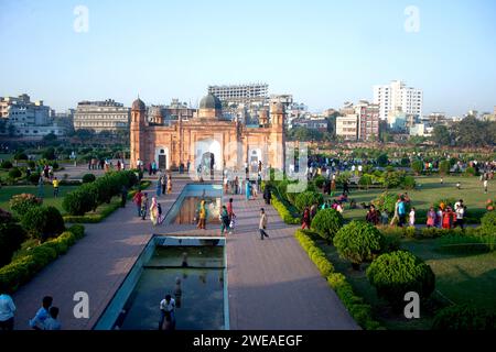 Le fort de Lalbagh est un fort de la vieille ville de Dhaka. Son nom est dérivé de son quartier Lalbagh, qui signifie jardin Rouge. Le terme Lalbagh fait référence à l'architecture rougeâtre et rosâtre de l'époque moghole. Le fort original s'appelait fort Aurangabad. Bangladesh. Banque D'Images