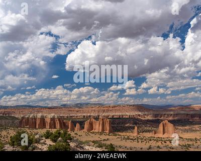 Les monolithes de grès s'envolent dans la Upper Cathedral Valley, dans le parc national de Capitol Reef, dans l'Utah Banque D'Images