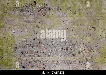 Mur de béton sous le pont ferroviaire en Horsham, texture et détails avec section et pierres montrant aussi quelques algues vertes ou mousse fond idéal Banque D'Images