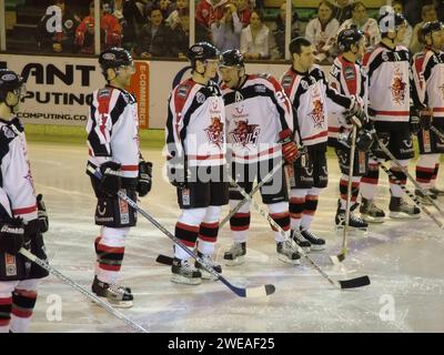 Joueurs de l'équipe de hockey sur glace des Devils de Cardiff à la patinoire nationale du pays de Galles à Cardiff pays de Galles Royaume-Uni le 18 mars 2006 Banque D'Images