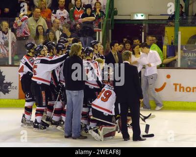 Cardiff Devils joueurs de l'équipe de hockey sur glace à la patinoire nationale du pays de Galles à Cardiff pays de Galles Royaume-Uni 2 avril 2006 Prix de présentation de fin de match Banque D'Images