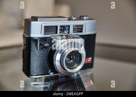 Caméra Rangefinder vintage sur surface réfléchissante Banque D'Images
