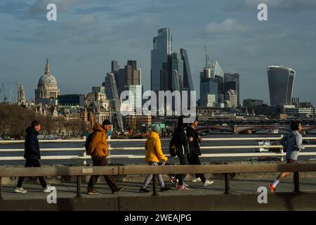 Londres, Royaume-Uni. 24 janvier 2024. Les gens traversent le pont Waterloo devant la ville de Londres - temps hivernal orageux dans le centre de londres. Crédit : Guy Bell/Alamy Live News Banque D'Images