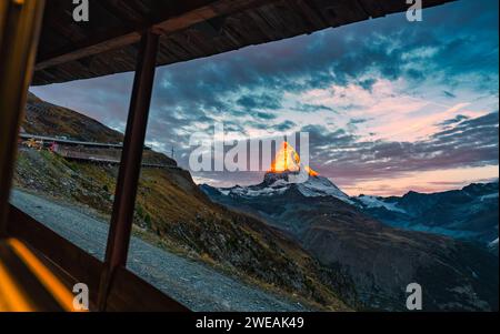 Lever de soleil alpenglow sur Matterhorn montagne emblématique des Alpes suisses à l'aube à Zermatt, Suisse Banque D'Images
