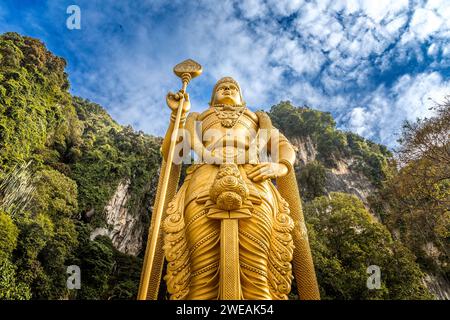 Le bouddha d'or devant les grottes de Batu à Kuala Lumpur, Malaisie Banque D'Images