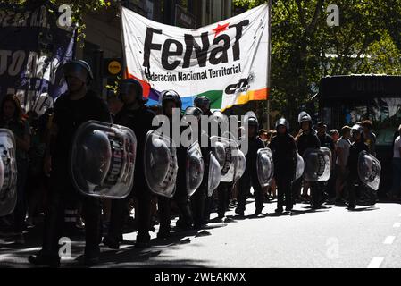 Buenos Aires, Argentine. 24 janvier 2024. Des policiers sont déployés lors d'une manifestation contre les réformes du gouvernement ultra-libéral du président Milei le jour d'une grève générale. Les syndicats ont appelé à la grève générale. Crédit : Martin Cossarini/dpa/Alamy Live News Banque D'Images