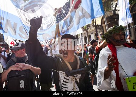 Buenos Aires, Argentine. 24 janvier 2024. Les gens crient des slogans lors d'une manifestation contre les réformes du marché du travail du nouveau gouvernement ultra-libéral du président Milei le jour d'une grève générale. Crédit : Martin Cossarini/dpa/Alamy Live News Banque D'Images