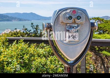 Jumelles à pièces ou télescope populaire aux États-Unis sur les lieux touristiques. Télescope binoculaire touristique regarder la ville avec vue sur les montagnes. Gros plan pièce opérée en observation panoramique Banque D'Images