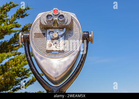 Jumelles contre Blue Sky. Jumelles à pièces populaires sur les lieux touristiques. Regarder à travers des jumelles à pièces, vue arrière. Grandes jumelles à pièces, gros plan. Concept de voyage Banque D'Images