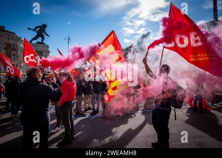 Rome, Italie. 24 janvier 2024. Les travailleurs et les syndicats se rassemblent devant le ministère des infrastructures et des Transports pour protester contre les bas salaires, les infrastructures dangereuses et la précarité. (Image de crédit : © Marco Di Gianvito/ZUMA Press Wire) USAGE ÉDITORIAL SEULEMENT! Non destiné à UN USAGE commercial ! Banque D'Images