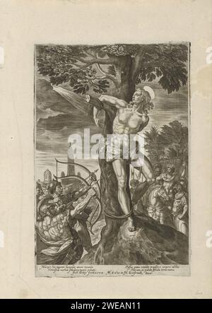 Torture de Saint Sebastiaan, Julius Goltzius, d'après Maerten de vos, 1584 estampe Saint Sebastiaan, attaché à un arbre, est abattu par des soldats romains. A droite en arrière-plan Empereur Dioclétien. L'impression a une légende latine. Anvers gravure sur papier martyre, souffrance, malheur, mort de St. Sebastian Banque D'Images