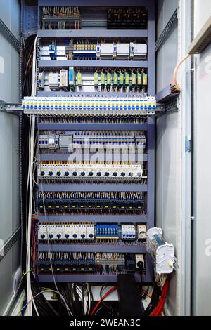 Armoire de commutation électrique dans la salle de commutation. Banque D'Images