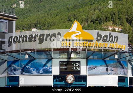 Zermatt, Suisse - 23 septembre 2023 : le Gornergrat Railway à Zermatt est un train à crémaillère à exploitation électrique sur le Gornergrat dans le Monte RO Banque D'Images