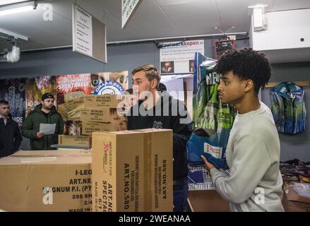 Photo prise le 29 décembre 2023. Les clients achètent des feux d'artifice dans un magasin à Amsterdam, aux pays-Bas. Les Néerlandais ont dépensé plus de 105 millions d'euros pour des feux d'artifice cette année ???. Il y a un mois, Amsterdam a été témoin d'une augmentation sans précédent de la demande de feux d'artifice, défiant les restrictions municipales. Les ventes en ligne ont contribué à hauteur de 50 millions d'euros, et les résidents ont même étendu leurs dépenses à l'Allemagne, pour un total de 30 millions d'euros. (Photo Mouneb Taim / Agence photo INA / Sipa USA) Banque D'Images