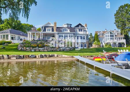 Luxueuse résidence au bord du lac avec jardins bien entretenus et vue sur le quai Banque D'Images