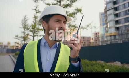 Caucasien agressif ouvrier agacé homme en hardHat en colère fou furieux architecte ingénieur entrepreneur criant des problèmes criant insatisfait Banque D'Images