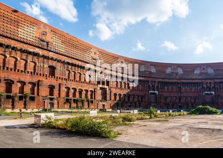 Cour de la salle des congrès (Kongresshalle) à Nuremberg, en Allemagne, un vaste bâtiment destiné à servir de centre de congrès pour le parti nazi. Banque D'Images