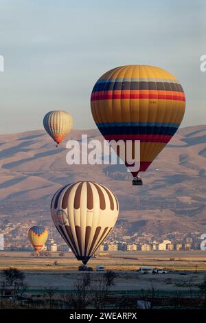 Vol en montgolfière à Goreme en Turquie au lever du soleil. Montez en montgolfière, l'activité la plus populaire de Cappadoce. Banque D'Images
