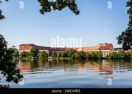 La salle des congrès (Kongresshalle) sur l'étang Dutzendteich à Nuremberg, un vaste bâtiment destiné à servir de centre de congrès pour le parti nazi. Banque D'Images