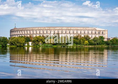 La salle des congrès (Kongresshalle) sur l'étang Dutzendteich à Nuremberg, un vaste bâtiment destiné à servir de centre de congrès pour le parti nazi. Banque D'Images
