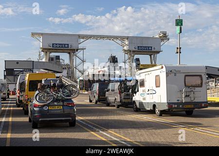 Véhicules en attente pour embarquer dans le ferry cross-Manche, Douvres, Angleterre, Royaume-Uni Banque D'Images