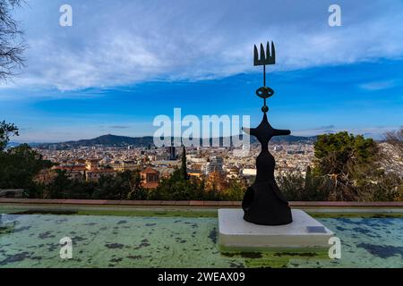 Soleil, lune et une étoile (1968). Étude pour un monument offert à la ville de Barcelone. Fundacio Joan Miro, Montjuic, Barcelone . Vue de Barcelone avant Banque D'Images