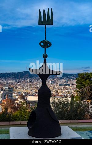 Soleil, lune et une étoile (1968). Étude pour un monument offert à la ville de Barcelone. Fundacio Joan Miro, Montjuic, Barcelone . Vue de Barcelone avant Banque D'Images